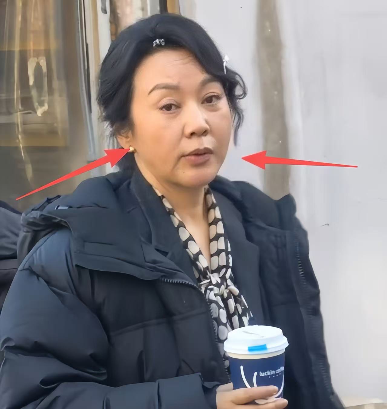 54岁闫妮现身沈阳街头，她皮松肉垮老到不敢认，眼神犀利不微醺了