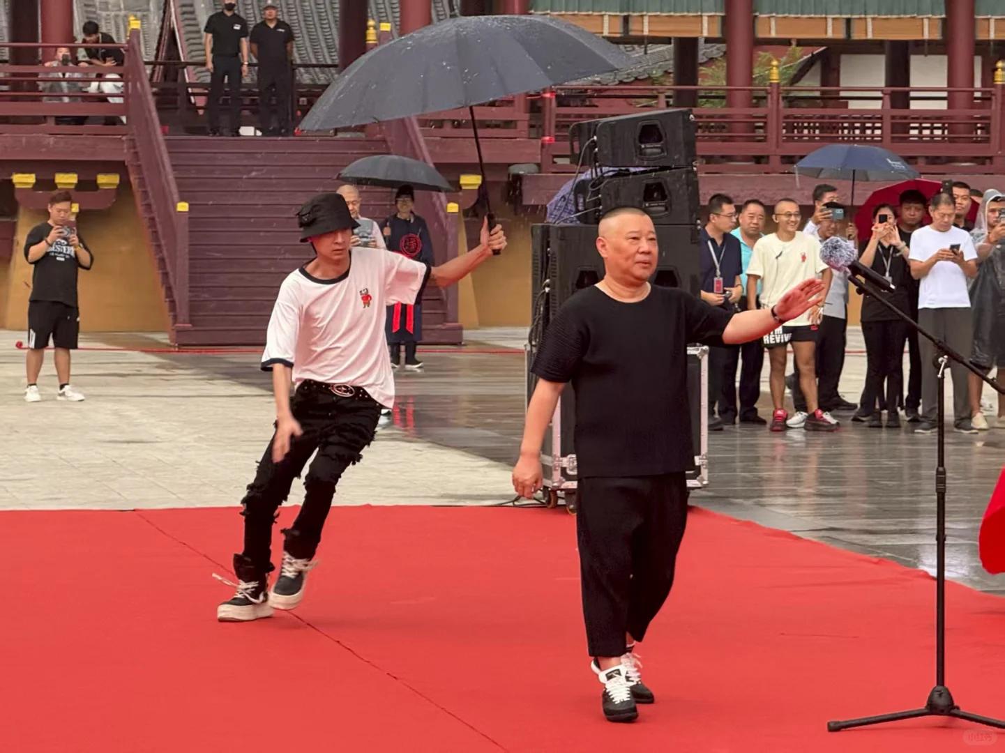 好卑微！郭德纲新剧开机，秦霄贤跑着撑伞讨好，合影依旧是背景板