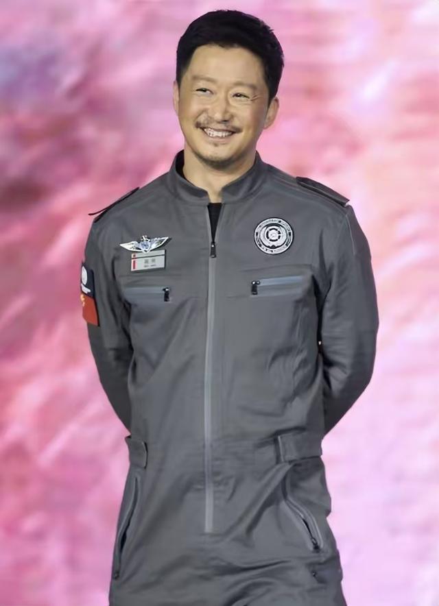 差五岁却像两代人,央视无滤镜镜头里,戳破章子怡吴京的真实差距