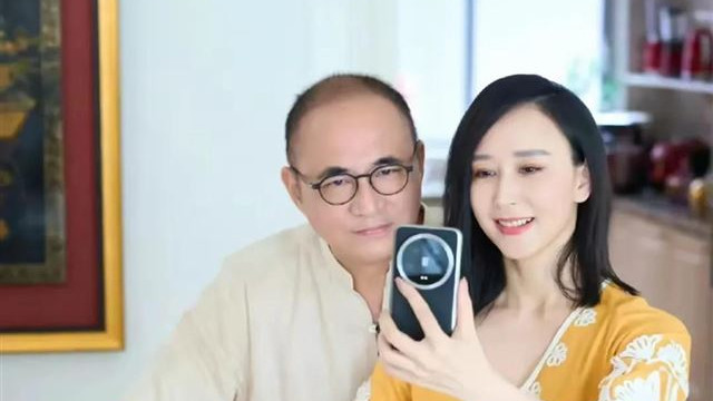 胡静朱兆祥与母亲同拍全家福，47岁似27岁美炸，妈妈气质佳！