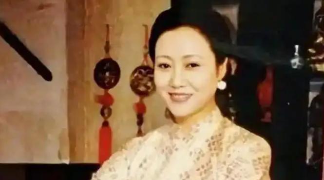 70岁王丽云医院到就诊!裹大衣戴口罩神情不悦,未见女儿车晓身影