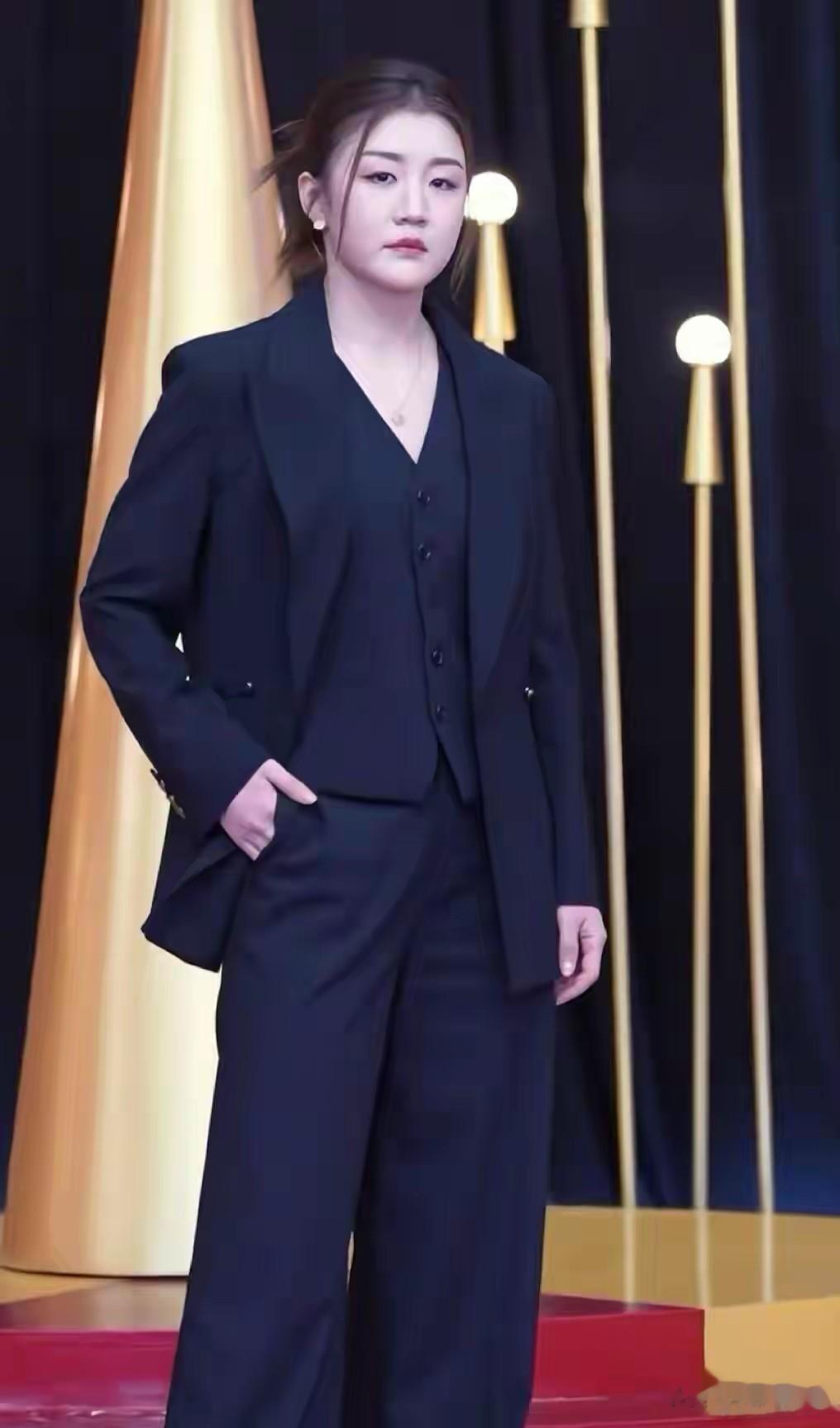 陈梦太会穿，1700元黑西装亮相大剧院，清冷气场碾压顶流明星