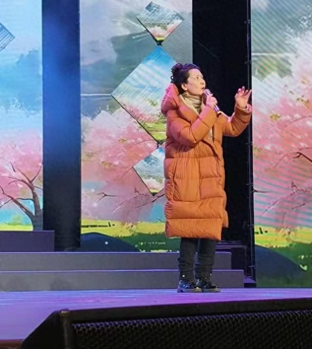 62岁何赛飞最新穿搭：羽绒服+围巾+黑裤子，保暖时髦，美得像42岁