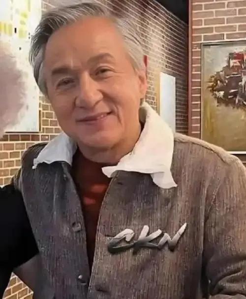 71岁成龙现身美国!满脸皱纹头发花白,脚上穿洞洞鞋太抢镜