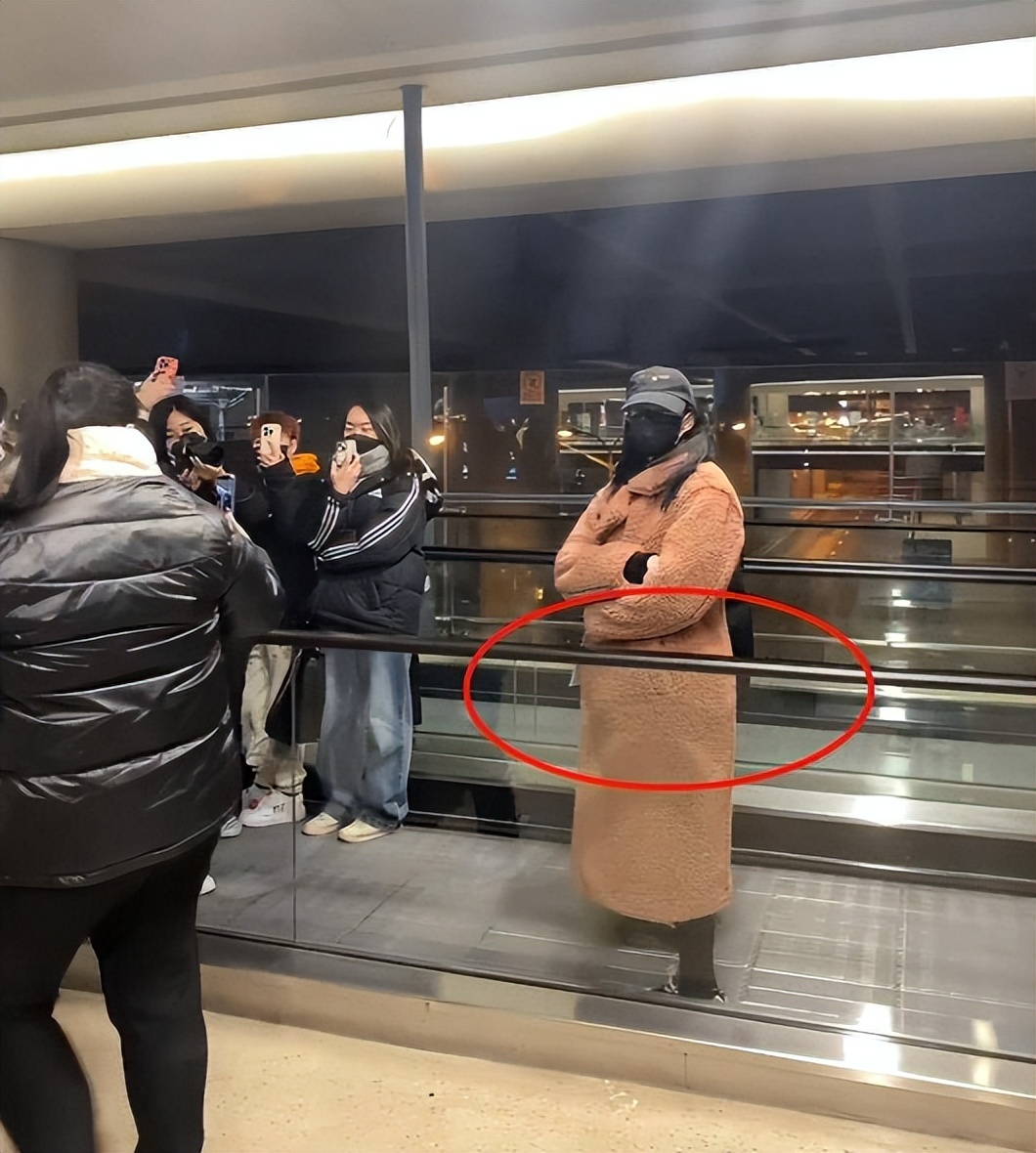 黄景瑜前妻连发数条动态，称曾两次流产、还帮他拿药