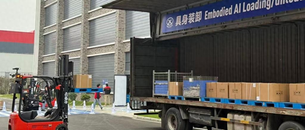 給無人叉車裝具身大腦，貨物裝卸全流程無人化