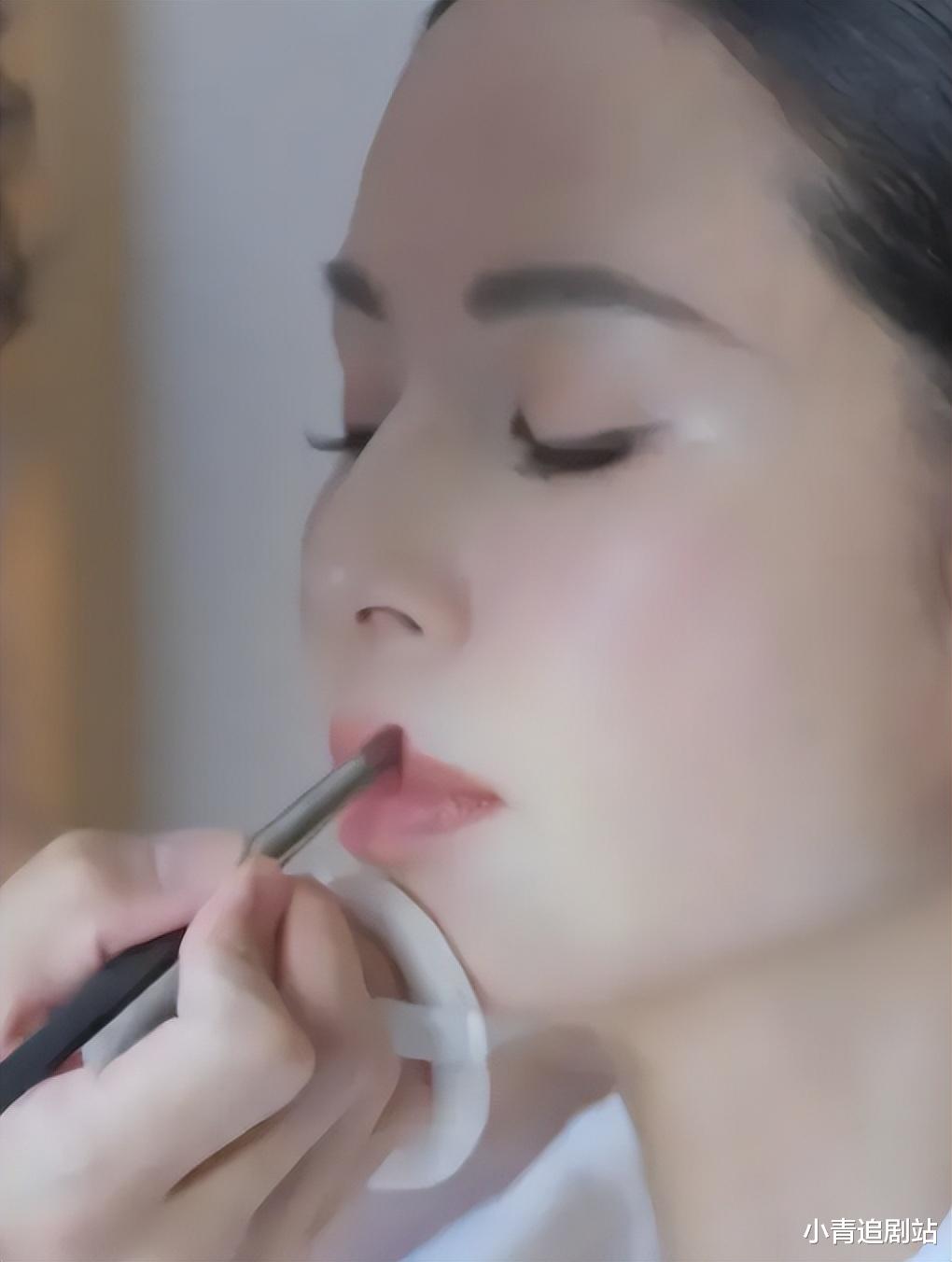 难怪蒋欣要拼命减肥，穿同一件衣服，至少年轻十岁，大长腿很抢镜