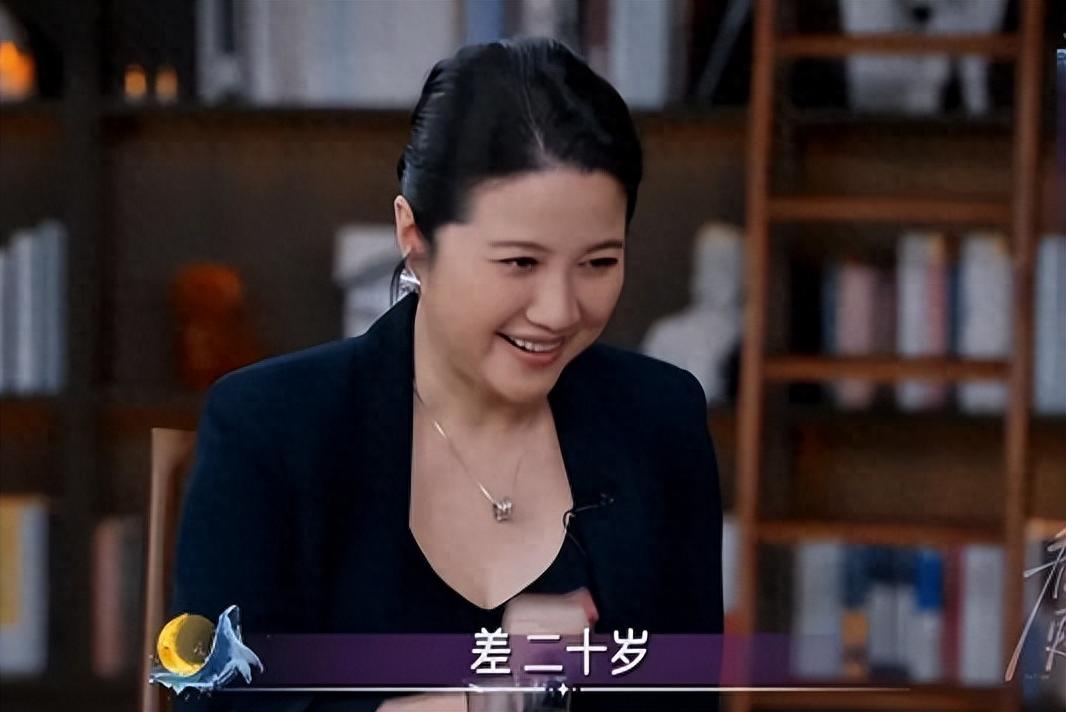 影后颜丙燕：52岁步入更年期，找小二十岁男友，要求出门必须牵手