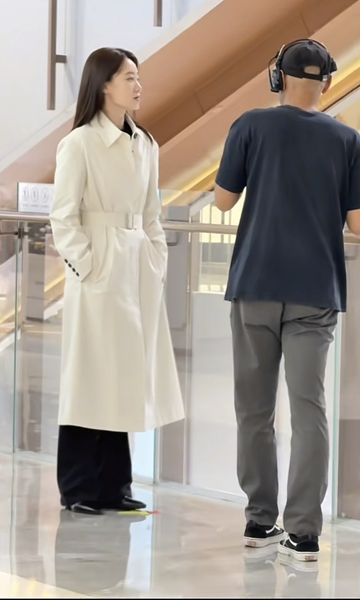 张小斐拍戏被偶遇，本人比电视上好看，又高又瘦的！