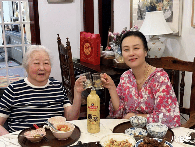 邬君梅家庭聚餐,84岁朱曼芳老的快认不出来,母女喝啤酒感情真好