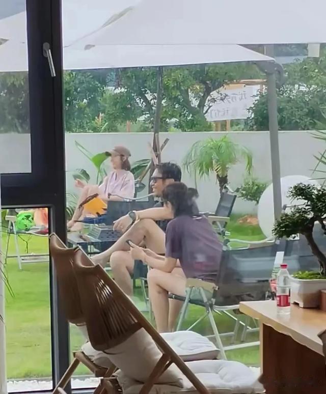 朱亚文携妻会“白月光”，3人同框画面微妙，沈佳妮眼神藏不住事