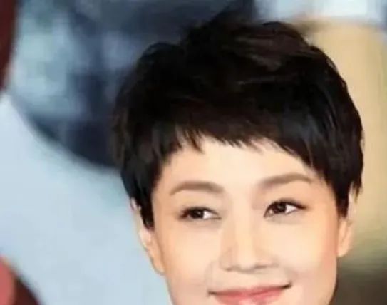 马伊琍官宣喜讯,文章与女儿笑得开心:世间的辉煌与落寞