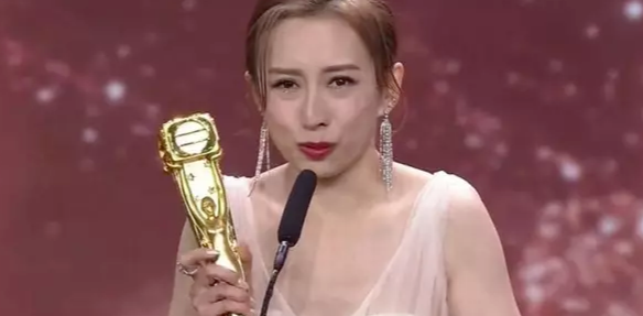 58岁温碧霞重返TVB颁奖,却闹出了个大尴尬