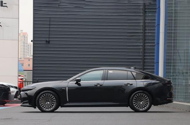 全新雷克萨斯ES猜想：会是丰田皇冠三厢姊妹车吗？