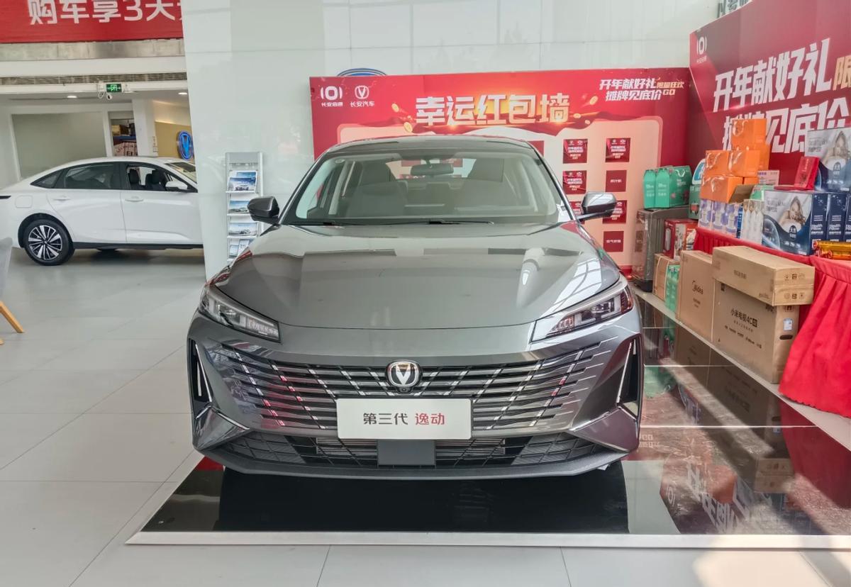 2025款长安逸动到店，取消隐藏门把手，换贯穿式尾灯