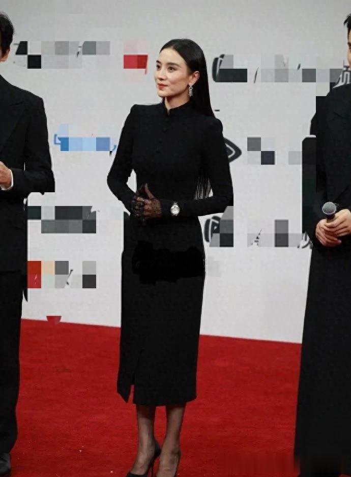 宋佳才是“骨相”美人！穿黑色修身裙配黑长直，身材比例太出众！