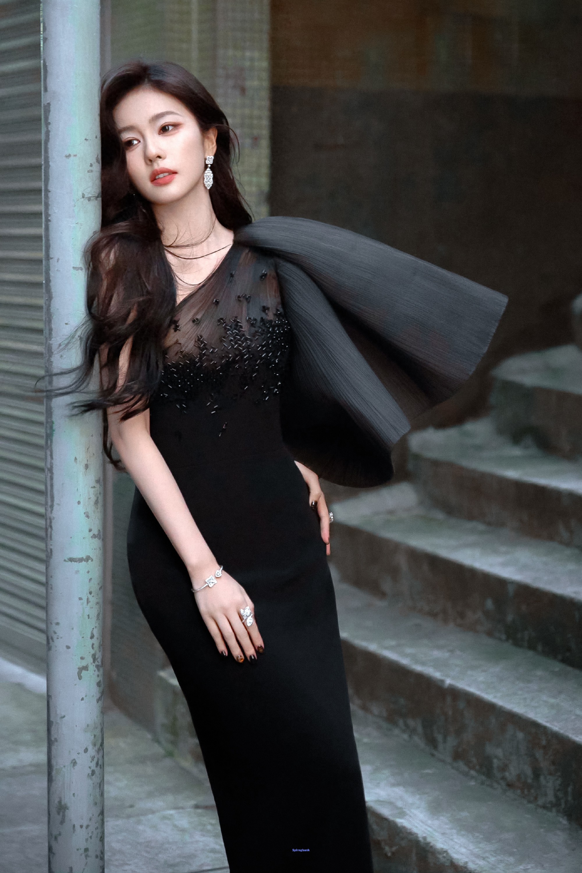 白鹿造型蜕变！抹胸裙收腰显曲线，甜与大气碰撞出成熟韵味