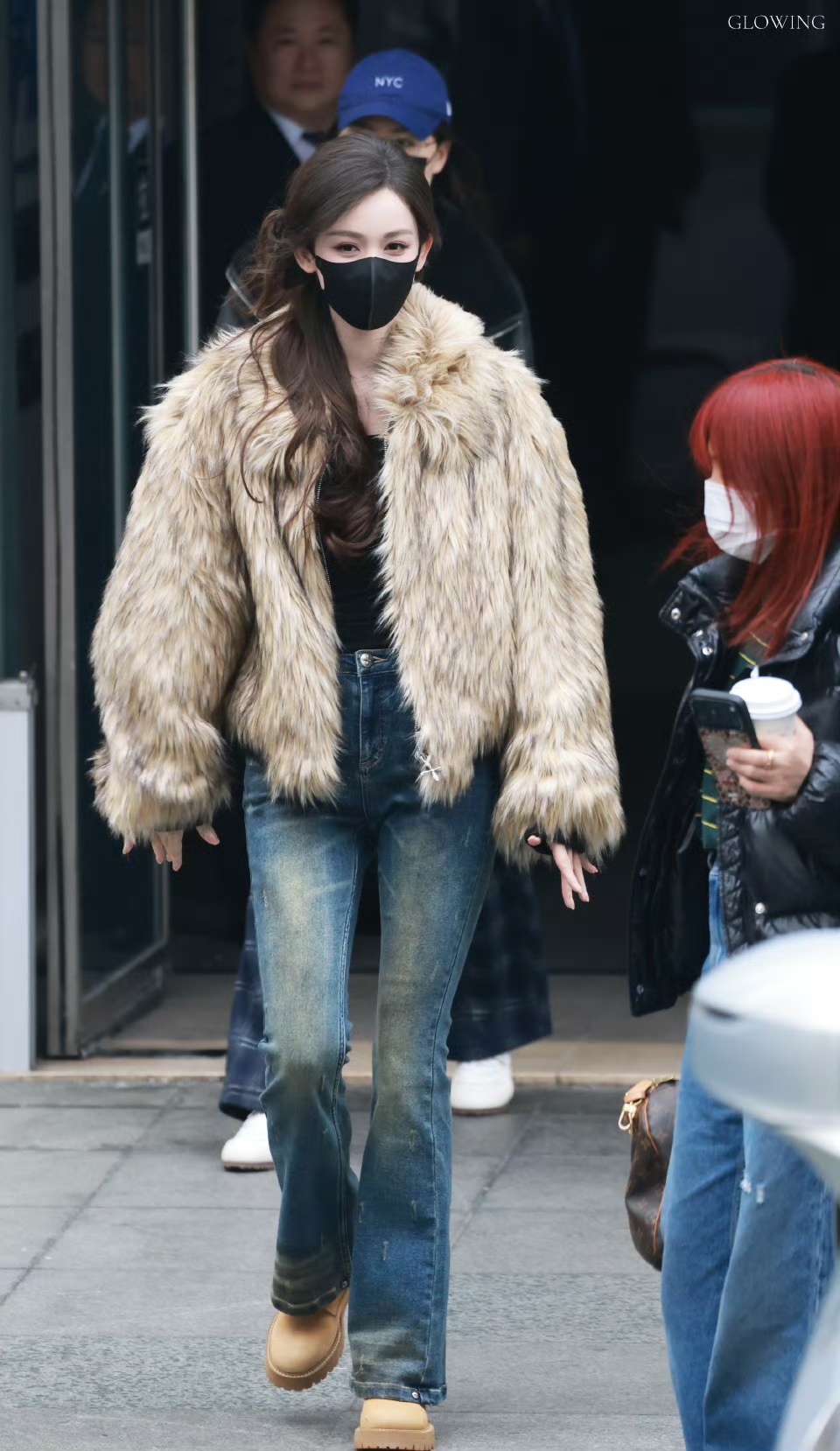 娜扎现身机场，皮草搭配牛仔裤慵懒又时髦，真又温柔又美到爆炸！