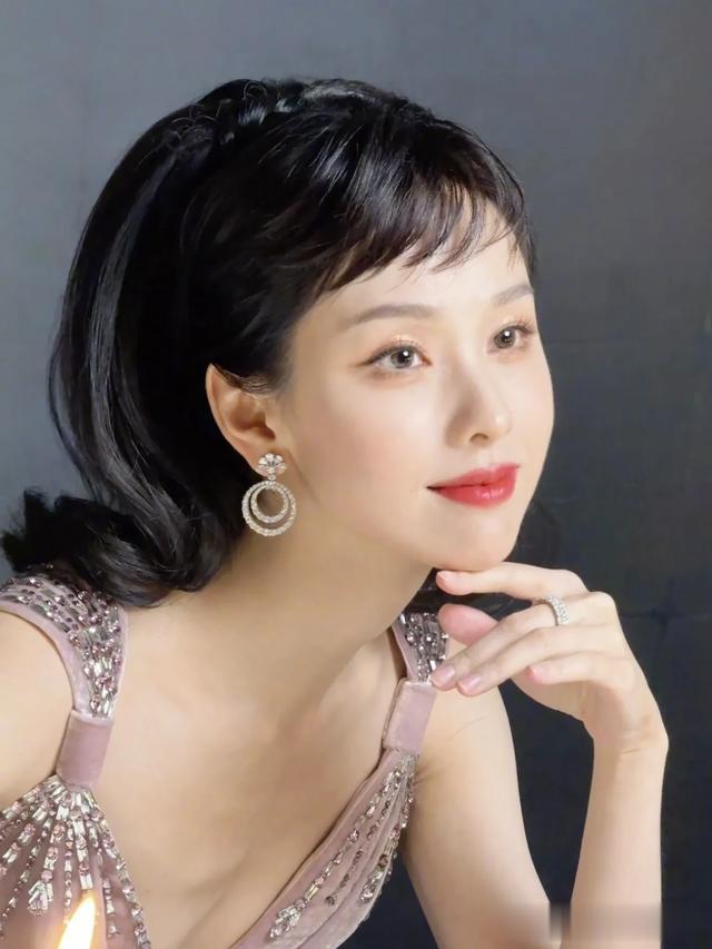 陈都灵微博电影之夜出图，紫色长裙加复古造型，美的像千金大小姐