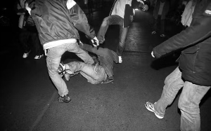 2006年，某地副市长暗访当地问题矿场，不料竟被群攻围殴，并被关押在郊区小木屋里！