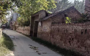 人善被人欺，老实人回村建房，遭邻居阻挠5年无法施工，后来直接挖成鱼塘养鱼，邻居慌忙找上门来求情