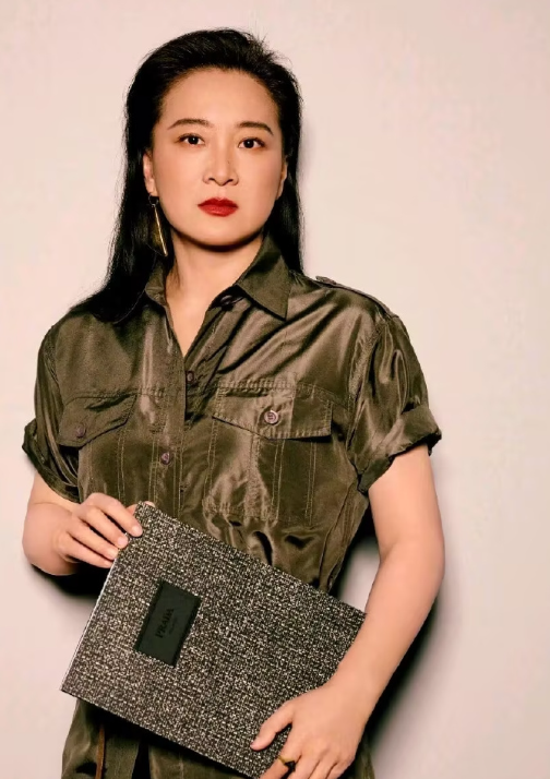 外媒的镜头好真实啊，43岁贾玲最新状态：面相变了跟换了魂一样