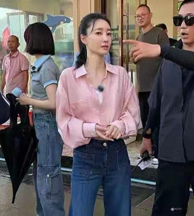 40岁王丽坤现身浙江逛街,身材高挑苗条,皮肤净白,长得太漂亮了