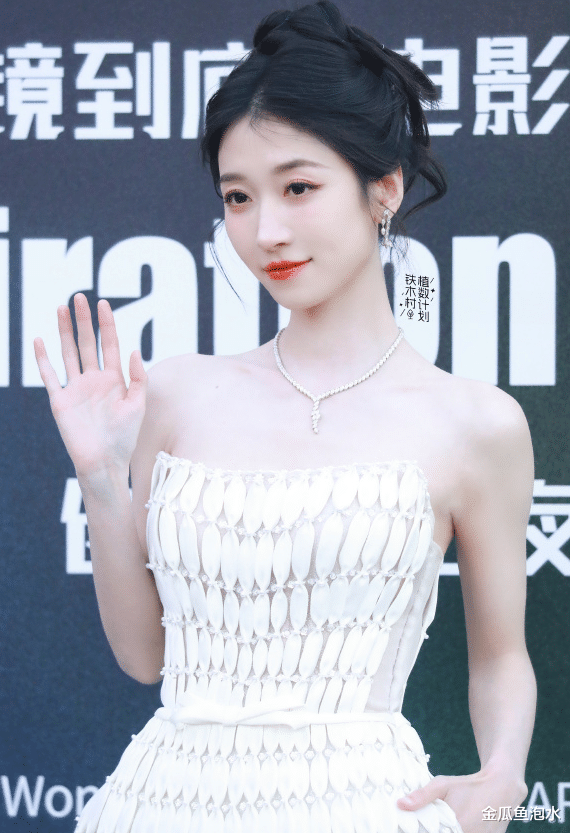 短剧演员颜值卷疯内娱？靠脸出圈的 TA 们要改写娱乐圈审美标准？