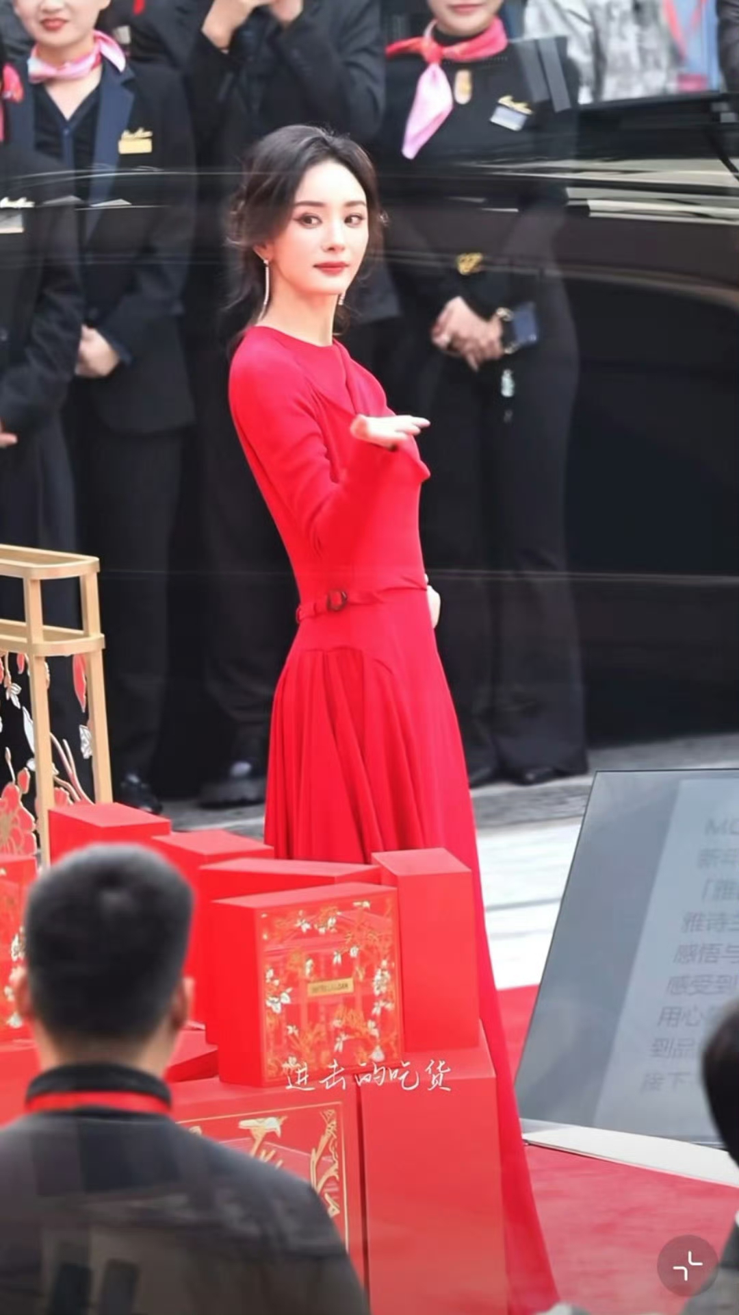 太美了太美了！杨幂深圳出席线下活动，一袭红裙盘发，优雅又大气