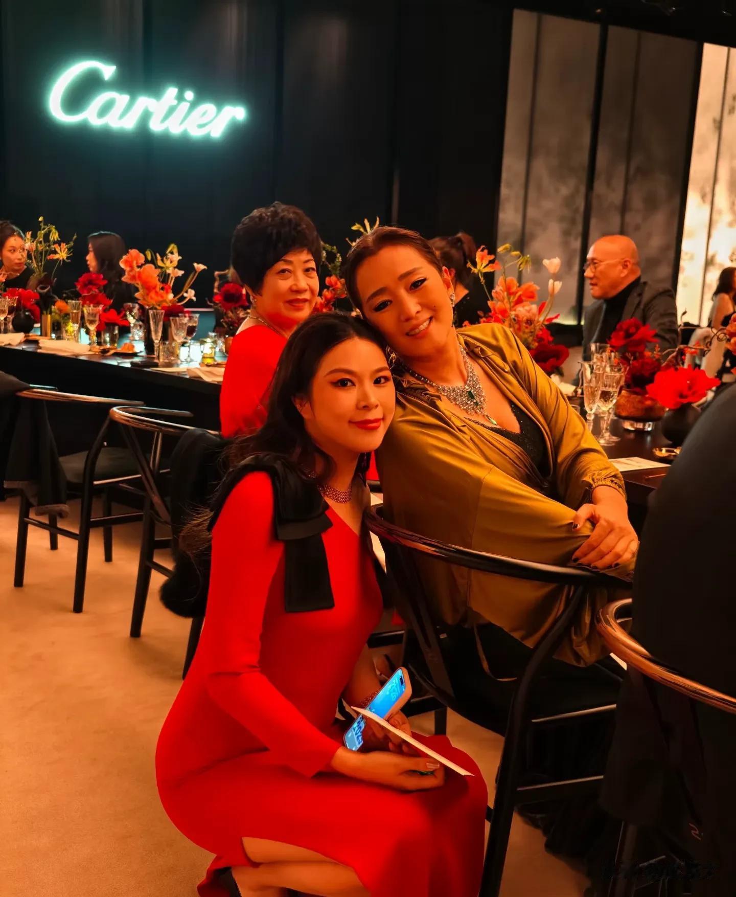 巩俐罕见出现在卡地亚晚宴,居然有白头发了,看着苍老了不少