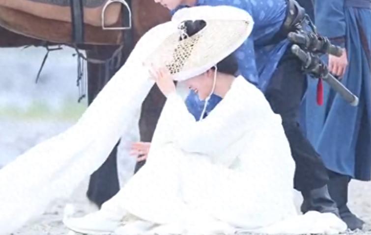 突发！孟子义拍戏被人拽倒，起身后不怒反笑，难怪她能红这么久