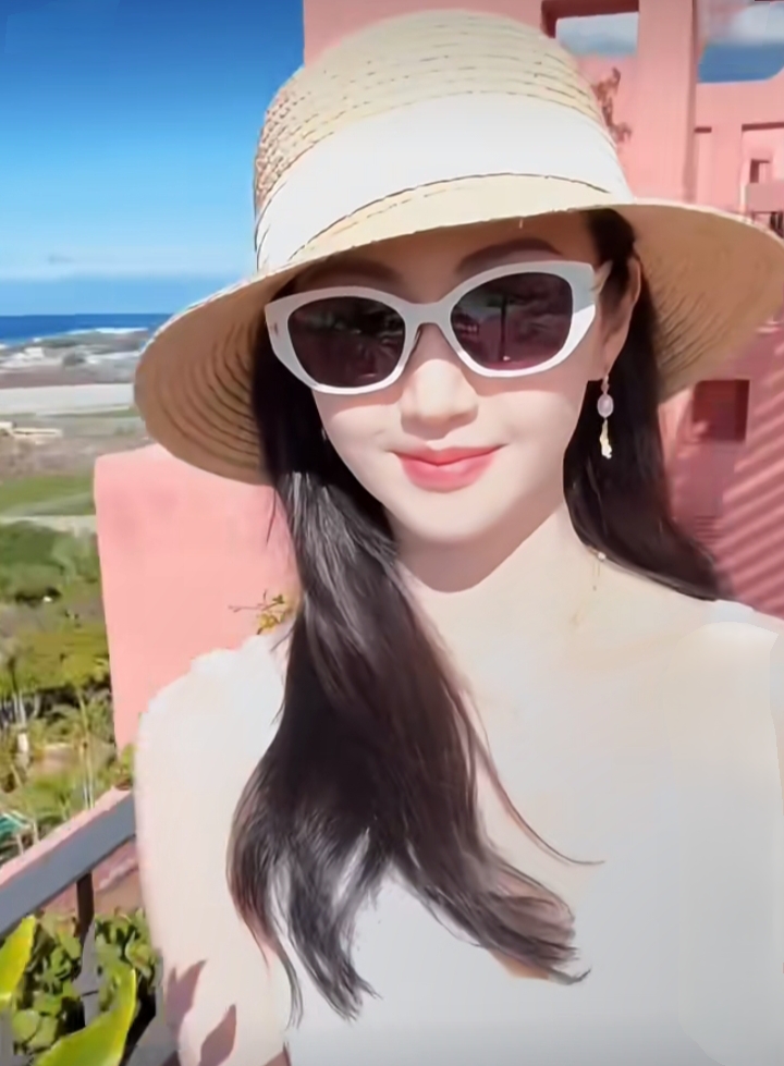 景甜最新度假美照,一袭白裙配长发,温柔又漂亮
