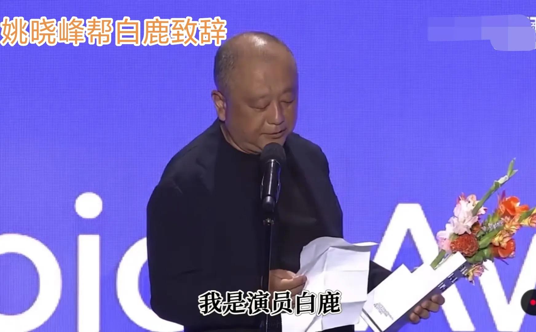 林依晨亮相釜山红毯，她穿鎏金裙腰身粗一圈，二胎产后还没恢复好