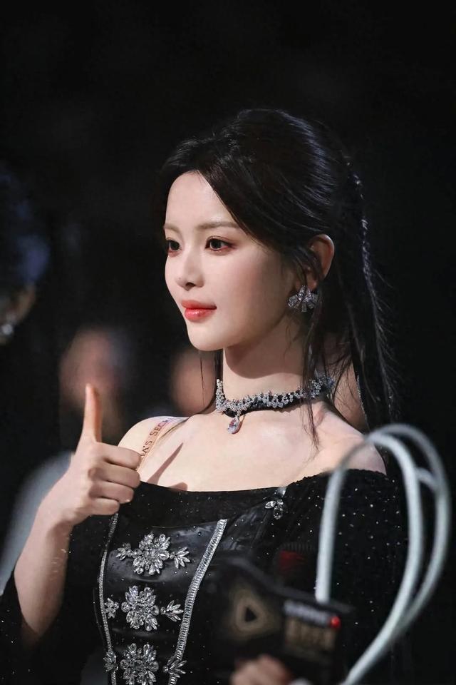 杨超越青苹果大片释出，元气少女感爆棚