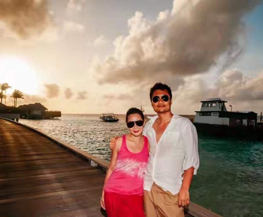 刘若英一大家北京团聚,婆婆超亲和,酷酷身高已和奶奶齐平