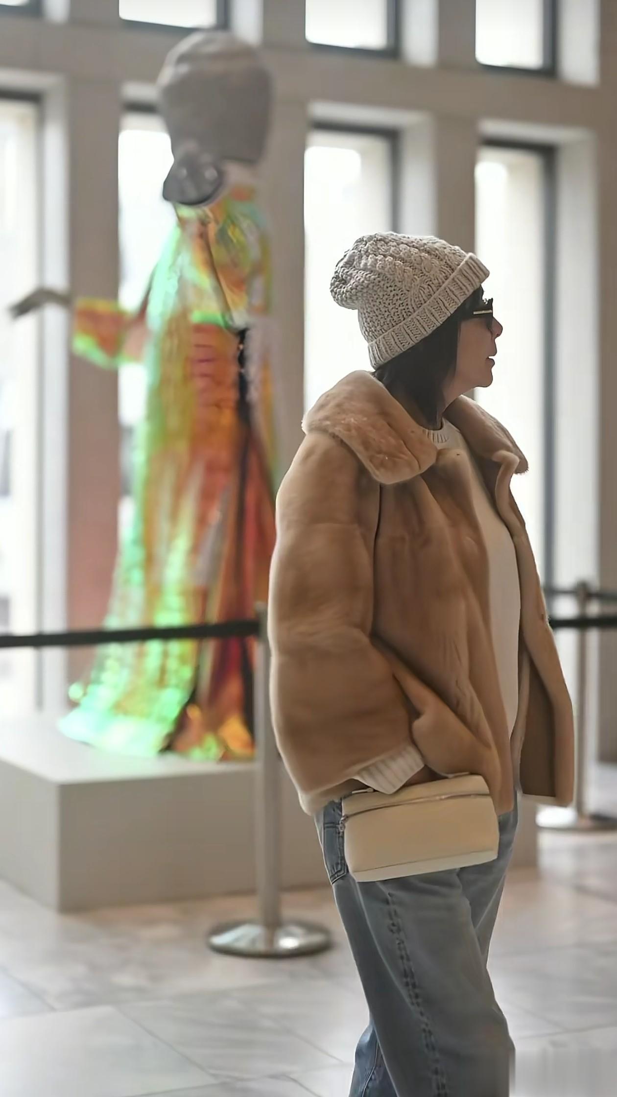 60岁刘嘉玲冬日穿搭:毛线帽+皮草+牛仔裤,复古时髦,美得像40岁