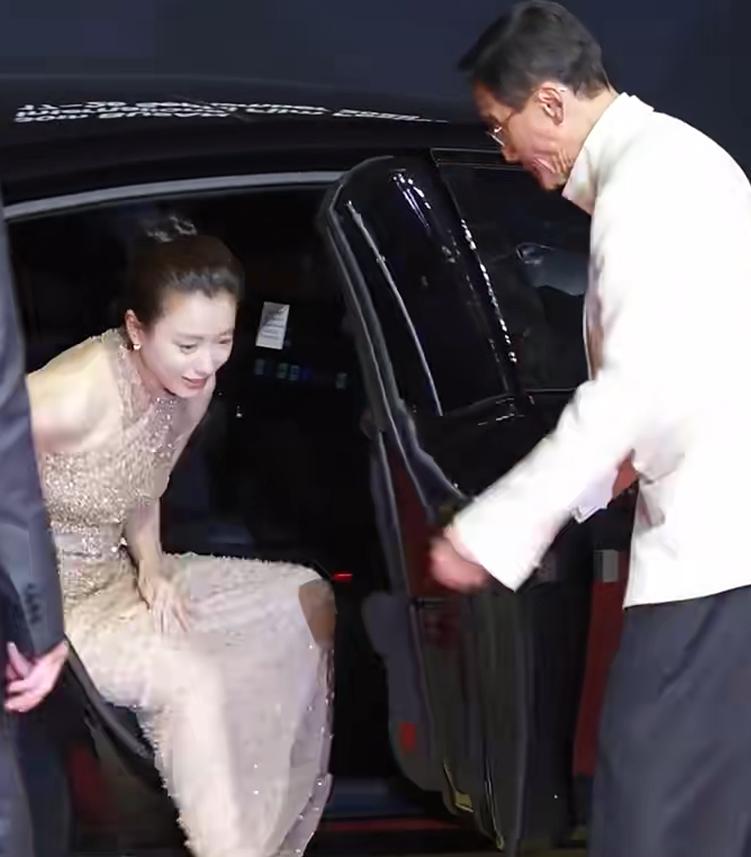 釜山电影节红毯：67岁梁家辉出场，才知法拉利老了也还是法拉利！