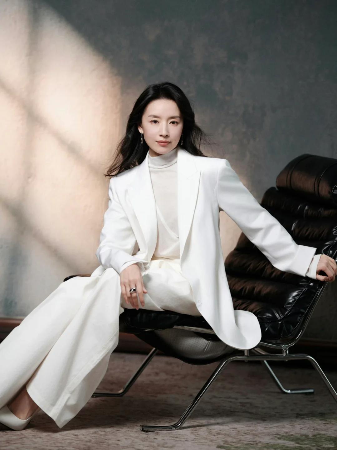 老了也是法拉利！50岁崔智友和45岁董洁一身白衣，各有各的高级