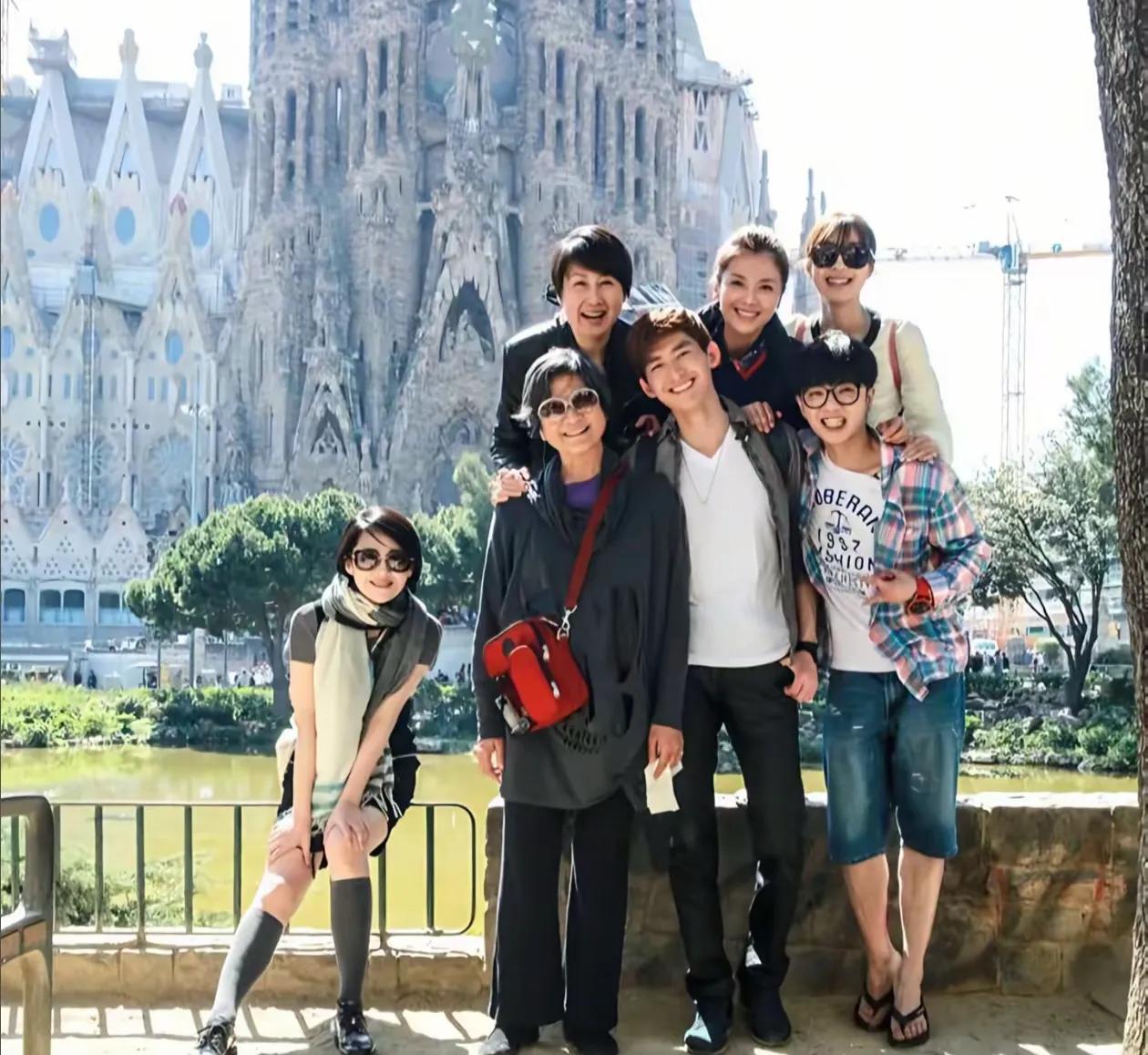 张凯丽晒与张翰许晴合照，花儿与少年重聚，许晴肉眼可见的老了