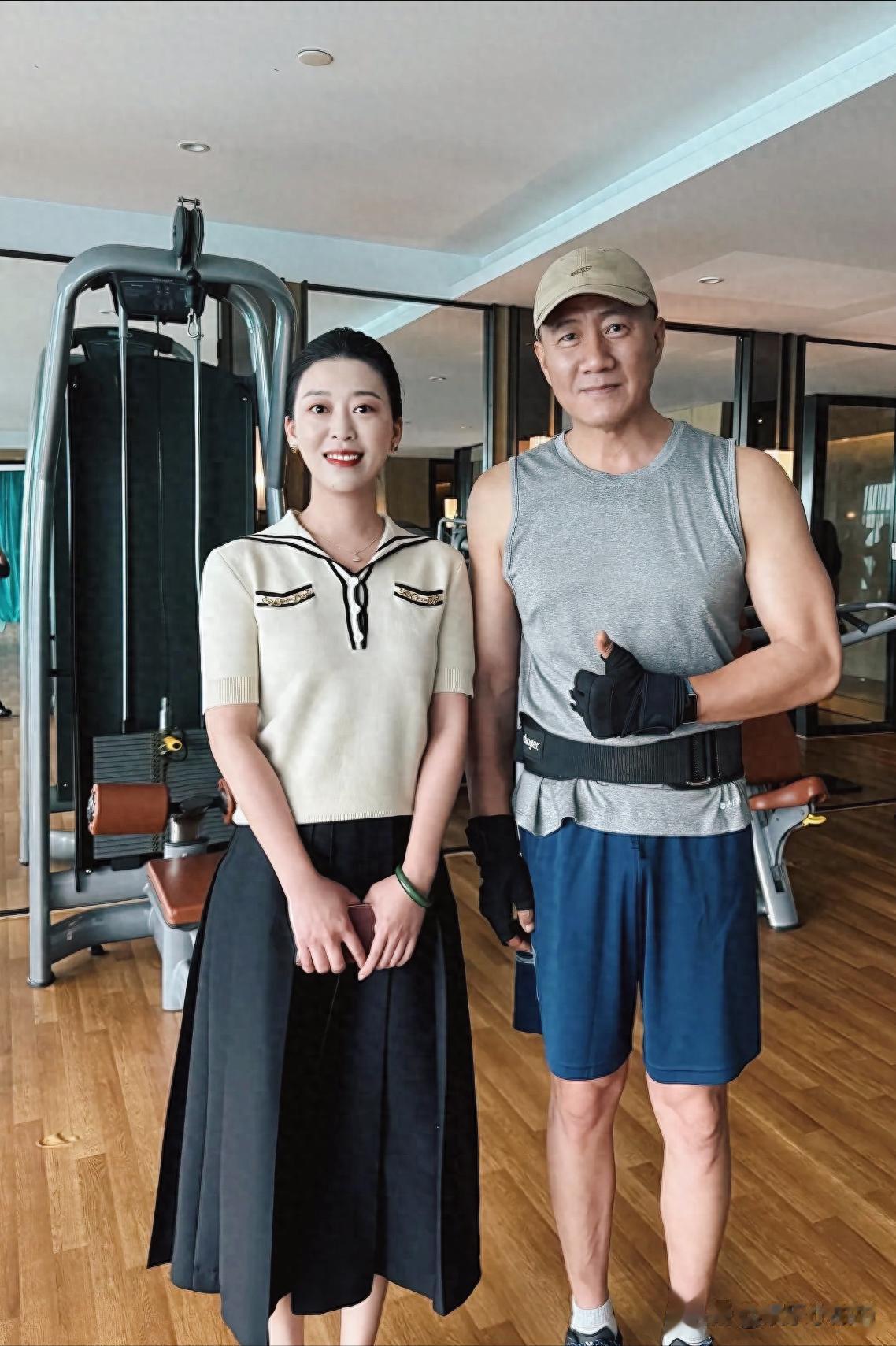 54岁胡军酒店健身房“炸裂”肌肉曝光！网友惊呆：这状态太顶了！