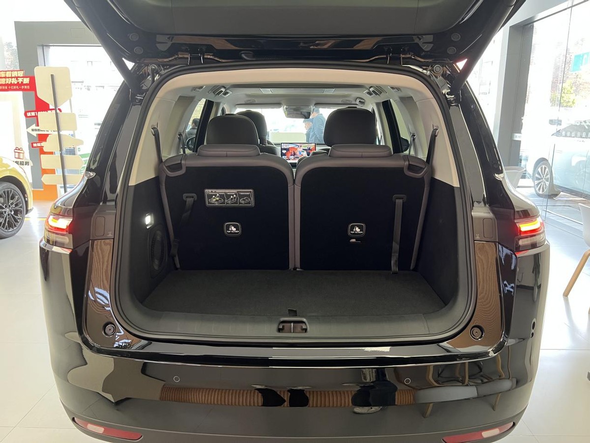 进店实拍零跑C16，有彩电冰箱大沙发，比理想便宜近一半