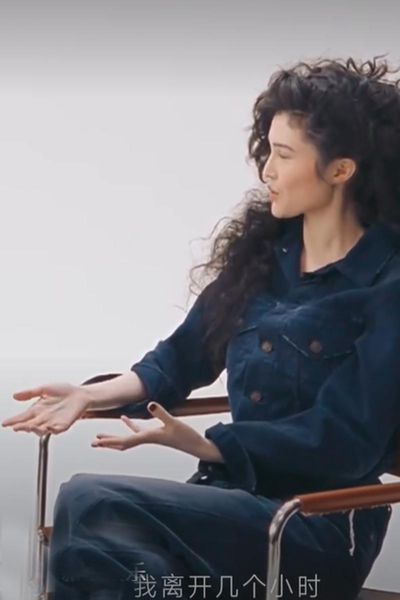 何穗晒2个月宝宝会抬头，头发稀耳朵大有福，对陈伟霆称呼显亲昵