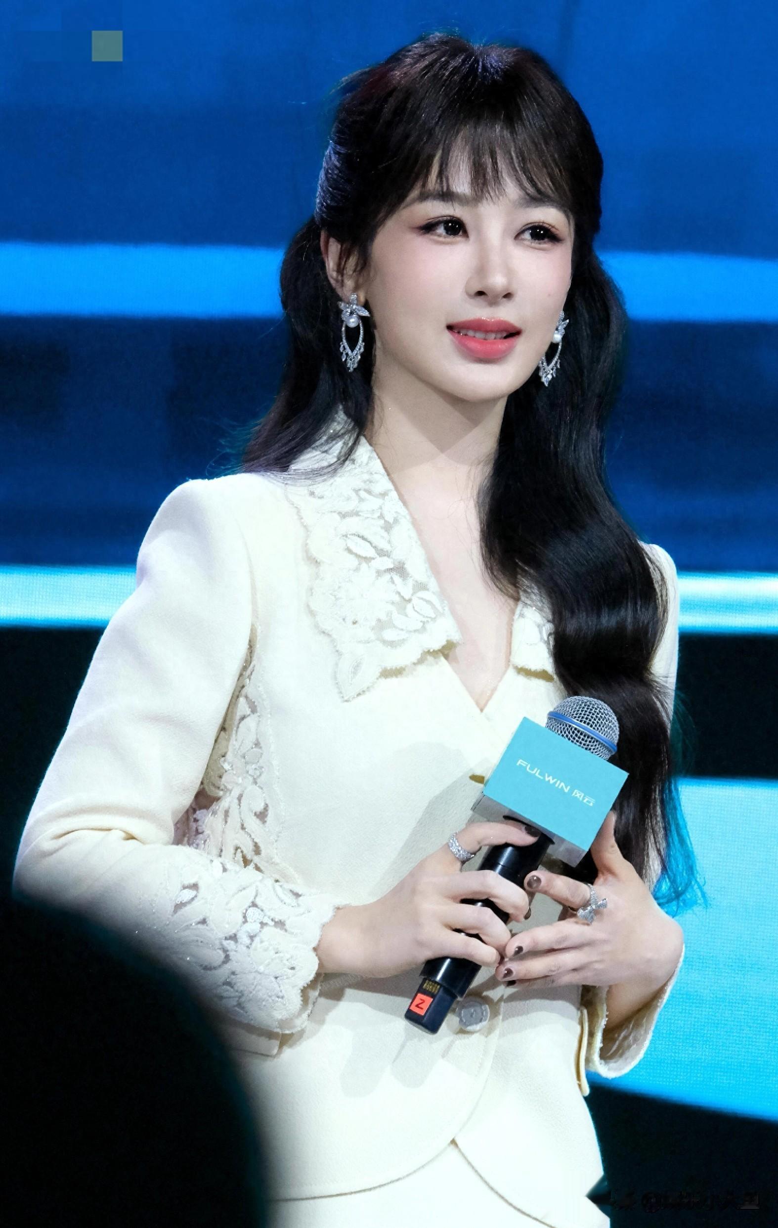 杨紫出席奇瑞发布会，穿镂空刺绣套裙优雅大气，长发披肩美成焦点