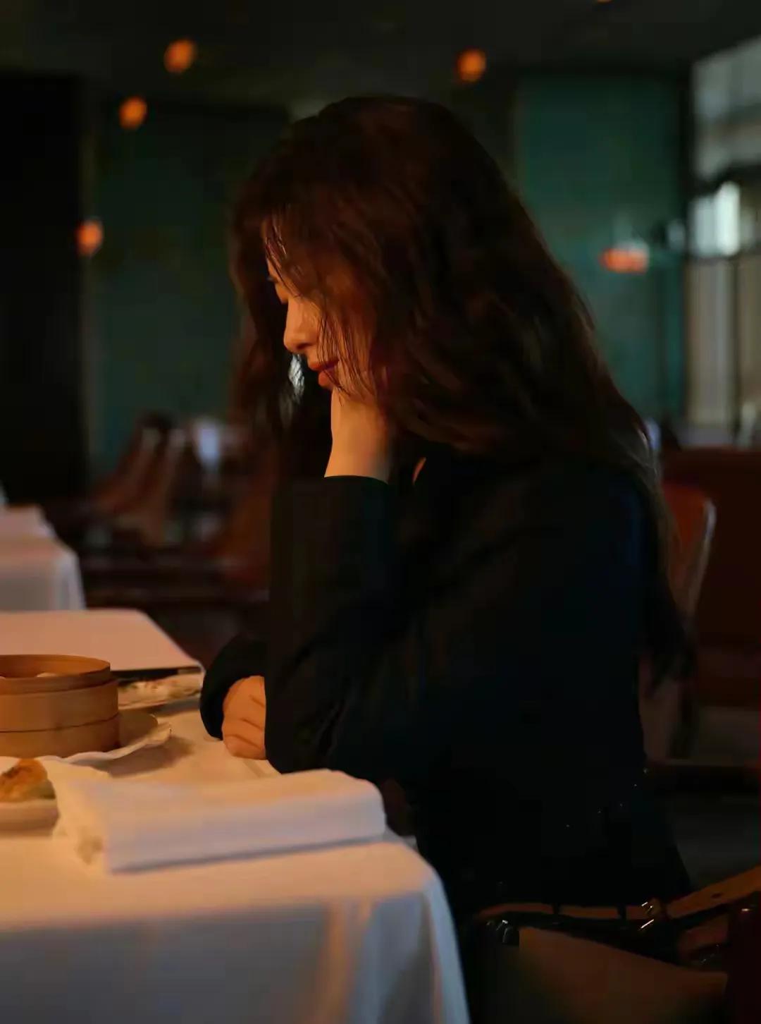 朱珠深圳亮相，牛仔V领套装配波浪卷，又美又飒