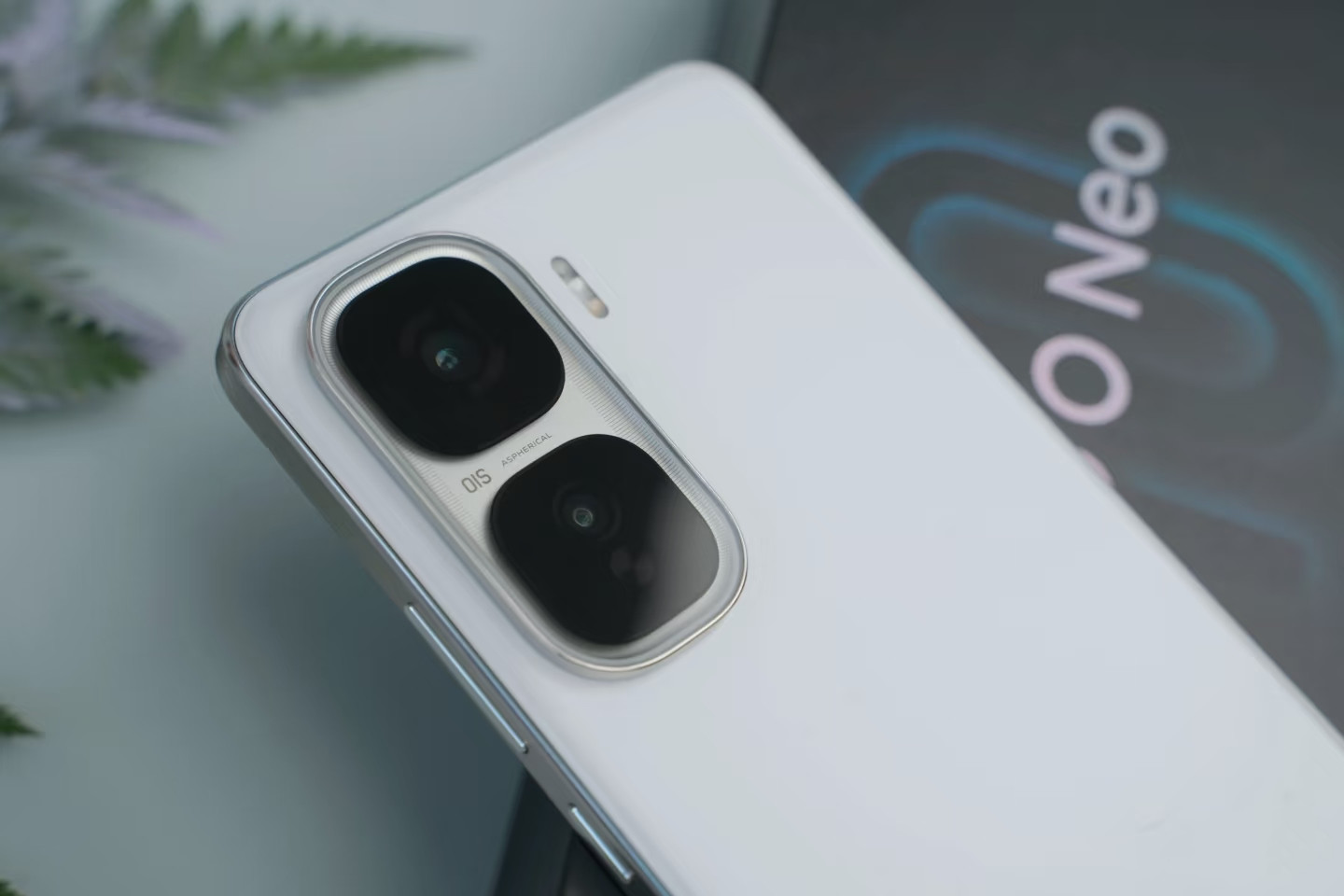 iQOO“用力過猛”，2K直屏+6800mAh，驍龍8至尊版旗艦價格創新低