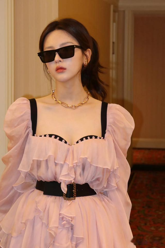 杨超越|越来越好看了,贴贴