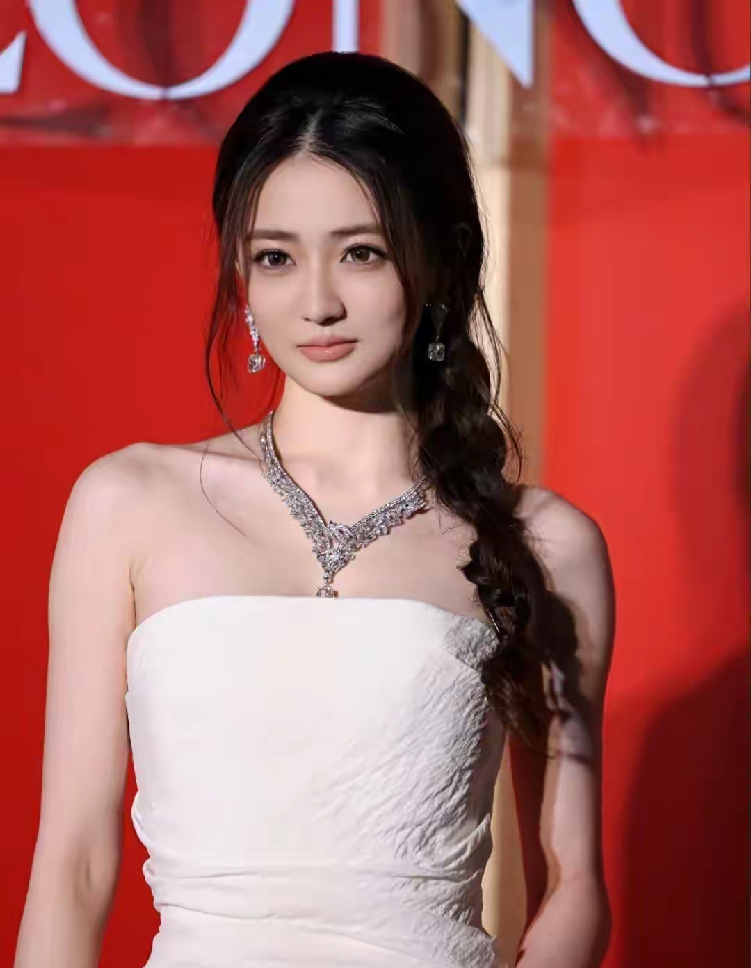 徐璐亮相昆山高级珠宝晚宴,白色抹胸裙配麻花辫,优雅又高级