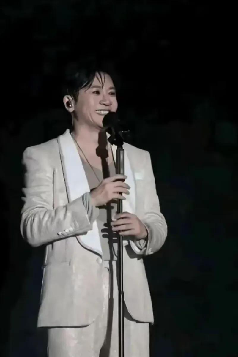 面相变了！52岁苏有朋皮肤紧绷僵硬如“蜡像”，至少年轻20岁