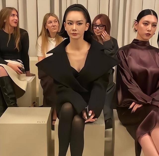 戚薇眼部状态引争议！被指撞脸刘玉玲，网友：眼角快扯到后脑勺了