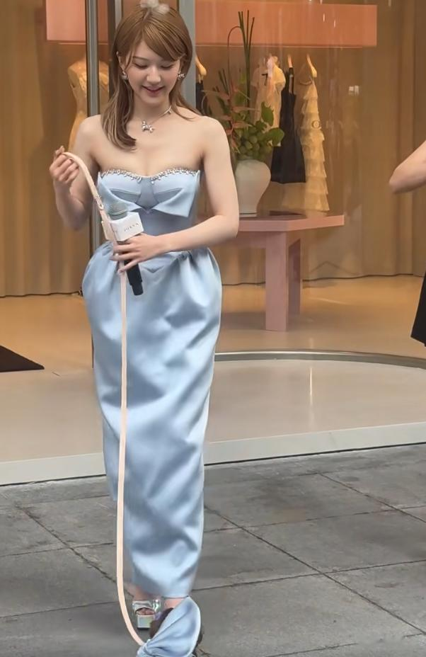 赵露思生图被爆出，有谁注意她的腋窝？网友：再也不羡慕女明星了